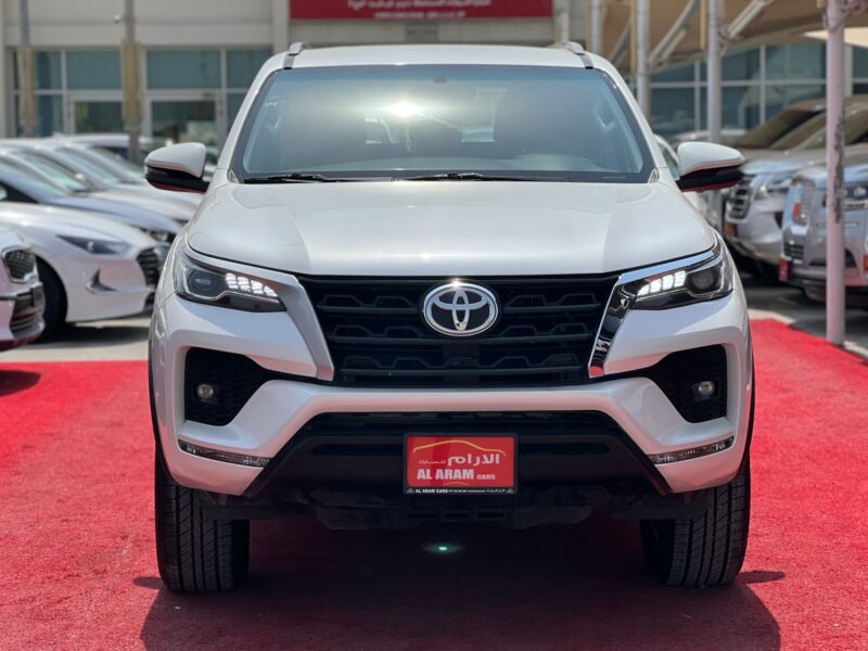 2022 Toyota Fortuner 4.0 Litres 6 Cylinders Petrol Engine White Tan SUV GCC Specs Automatic