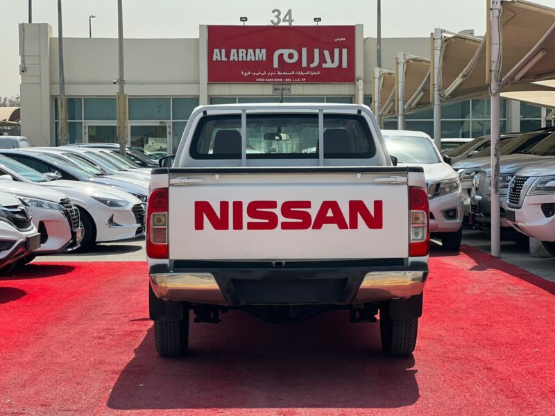 2020 Nissan Navara 4X4 Automatic 2.5 Litres 4 Cylinders Petrol Engine White Red Pickup Truck