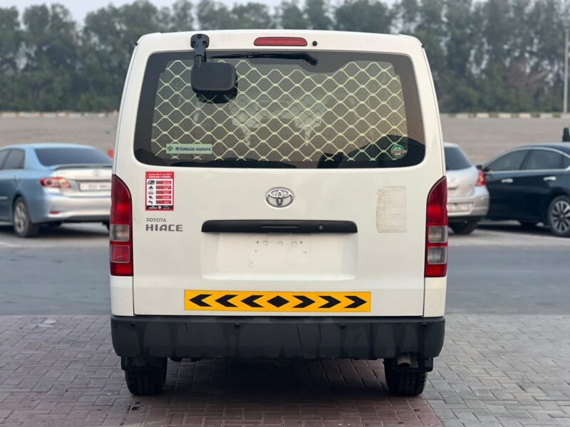 2022 Toyota Hiace 2.7 Litres 4 Cylinders Petrol Engine White Grey Van GCC Specs Manual