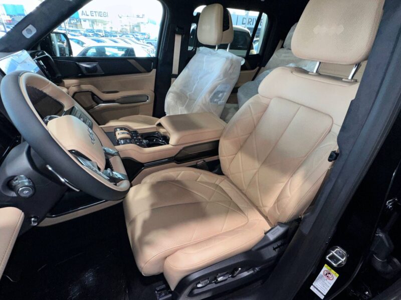 2025 BYD LEOPARD 8 2.0 Litres 4 Cylinders Hybrid Engine Black Beige SUV Chinese Specs