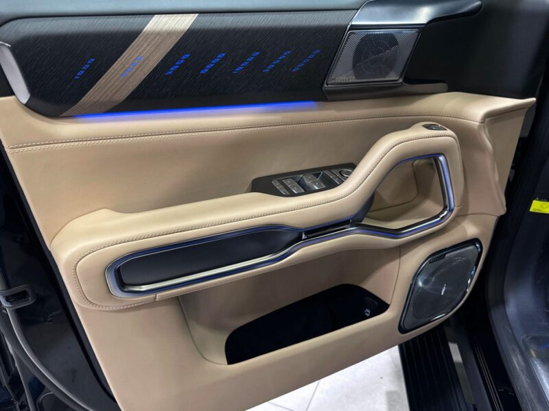 2025 BYD LEOPARD 8 2.0 Litres 4 Cylinders Hybrid Engine Black Beige SUV Chinese Specs