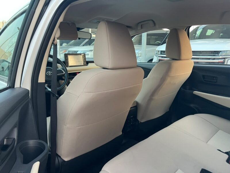 2023 Toyota Yaris 1.5 Litres 4 Cylinders Petrol Engine White Beige Sedan GCC Specs