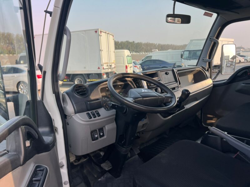 2019 Mitsubishi Canter Manual 18FT 4.2 Litres 4 Cylinders Diesel Engine White Black Truck