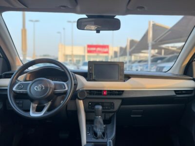 2023 Toyota Yaris 1.5L 4 Cylinders Petrol Engine White Beige Sedan GCC Specs Automatic