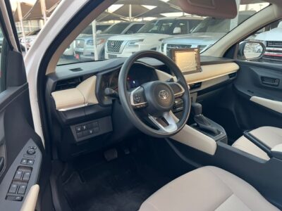 2023 Toyota Yaris 1.5 Litres 4 Cylinders Petrol Engine White Beige Sedan GCC Specs