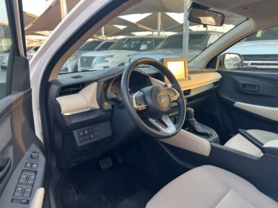 2023 Toyota Yaris 1.5L 4 Cylinders Petrol Engine White Beige Sedan GCC Specs Automatic