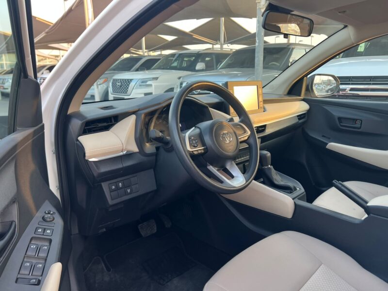 2023 Toyota Yaris 1.5L 4 Cylinders Petrol Engine White Beige Sedan GCC Specs Automatic
