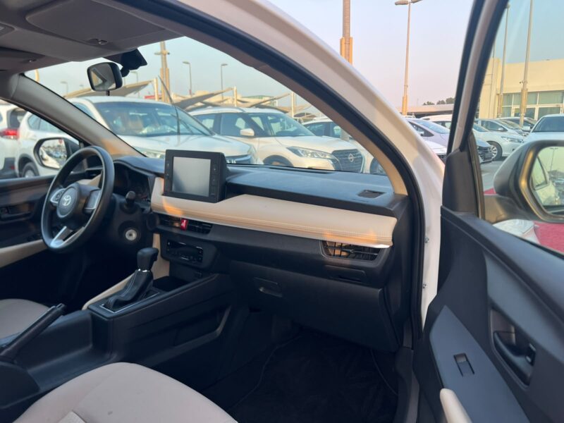 2023 Toyota Yaris 1.5L 4 Cylinders Petrol Engine White Beige Sedan GCC Specs Automatic