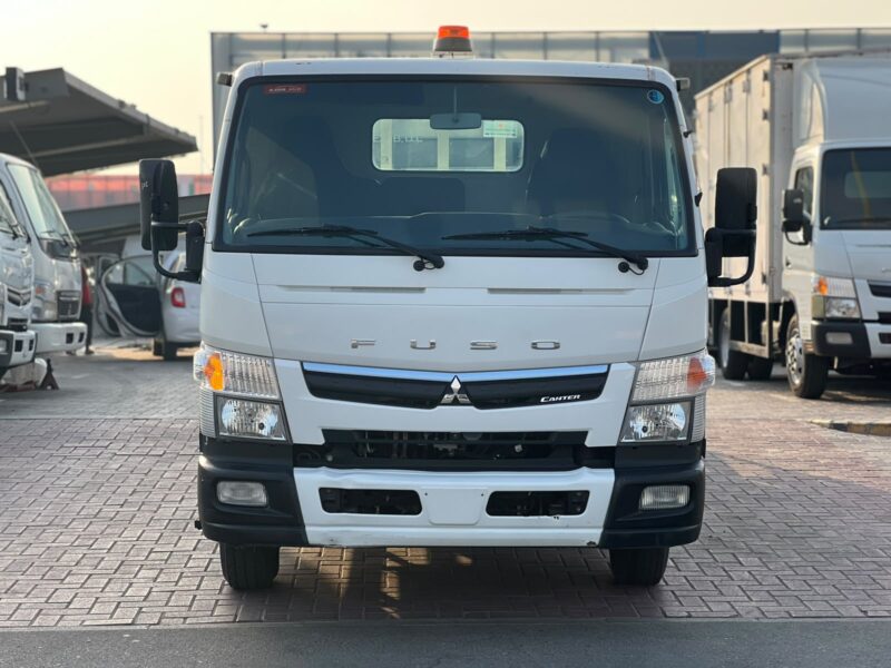 2019 Mitsubishi Canter Manual 18FT 4.2 Litres 4 Cylinders Diesel Engine White Black Truck