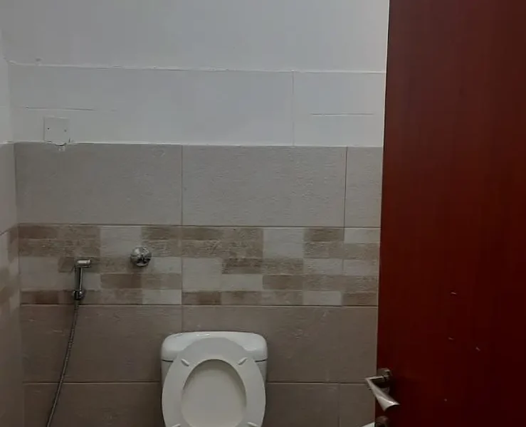 1,050 sqft ROAD FACING STORAGE WAREHOUSE WITH PRIVATE WASHROOM INSIDE