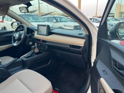 2023 Toyota Yaris 1.5 Litres 4 Cylinders Petrol Engine White Beige Sedan GCC Specs