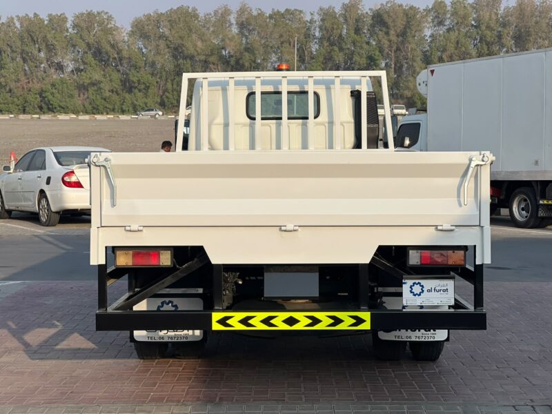 2019 Mitsubishi Canter Manual 18FT 4.2 Litres 4 Cylinders Diesel Engine White Black Truck