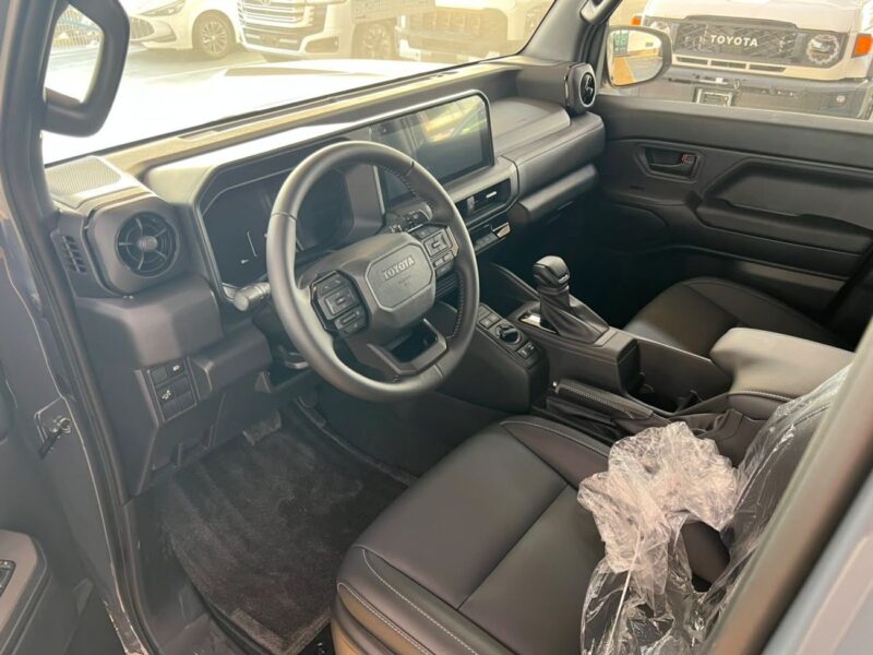 2027 TOYOTA FJ Cruiser 2.7 Litres 4 Cylinders Petrol Engine Grey Black SUV GCC Specs