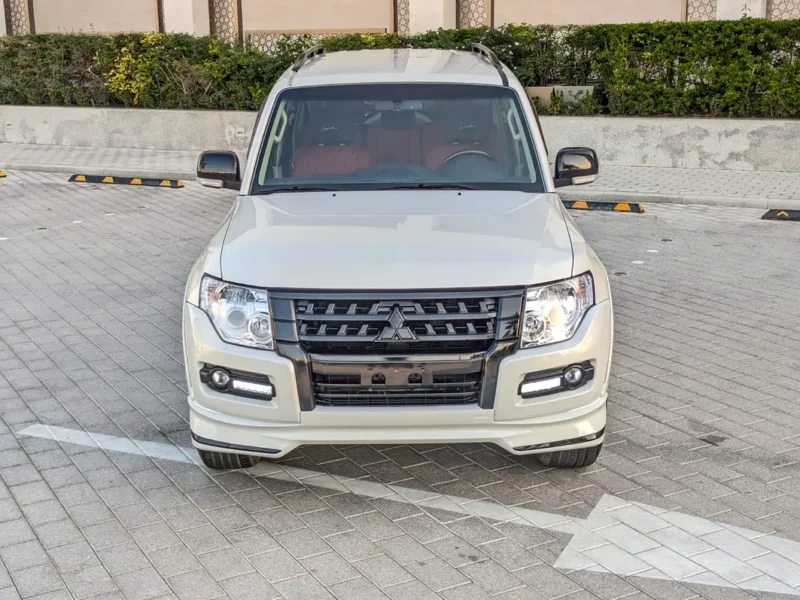 2015 Mitsubishi Pajero Modified Signature Edition 3.5L V6 Engine White Red SUV GCC Specs