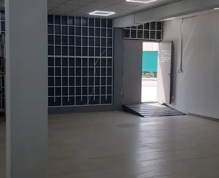 1,050 sqft BIG SPACE. GREAT VISIBILITY. MAXIMUM CONVENIENCE