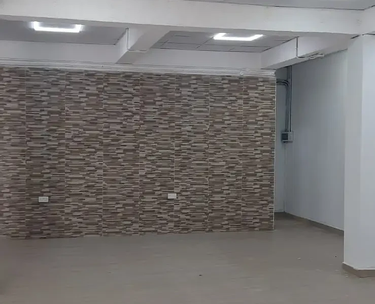 1,050 sqft BIG SPACE. GREAT VISIBILITY. MAXIMUM CONVENIENCE