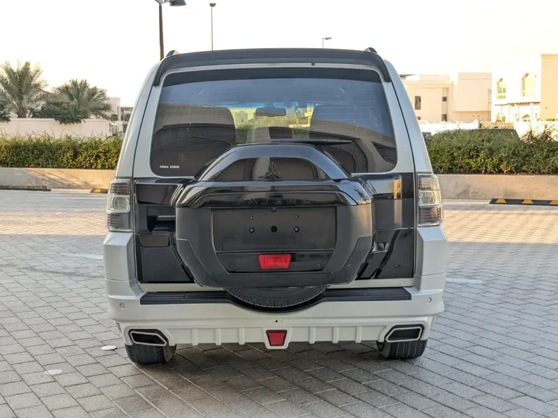2015 Mitsubishi Pajero Modified Signature Edition 3.5L V6 Engine White Red SUV GCC Specs