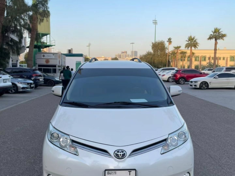 2018 Toyota Previa 2.4 Litres 4-cylinder Petrol Engine White Beige Van NEAT AND CLEAN CAR