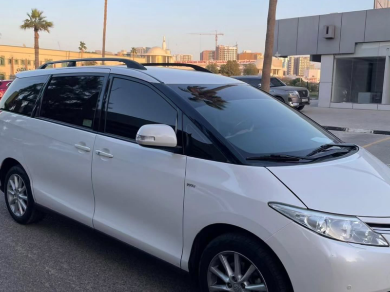 2018 Toyota Previa 2.4 Litres 4-cylinder Petrol Engine White Beige Van NEAT AND CLEAN CAR