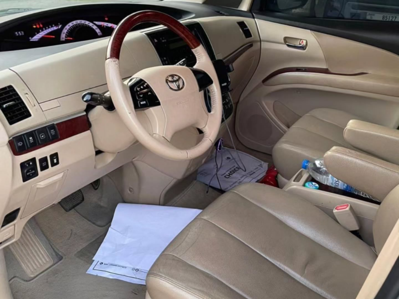 2018 Toyota Previa 2.4 Litres 4-cylinder Petrol Engine White Beige Van NEAT AND CLEAN CAR