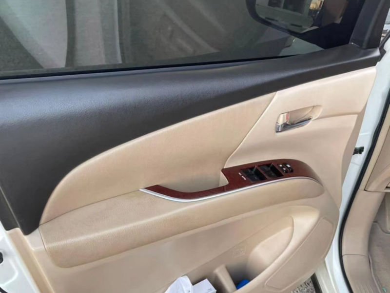 2018 Toyota Previa 2.4 Litres 4-cylinder Petrol Engine White Beige Van NEAT AND CLEAN CAR