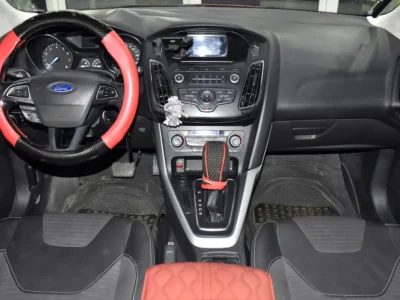 2015 Ford Focus SE 2.0 Litres Inline-4 Petrol Engine Red Black Hatchback GCC Specs