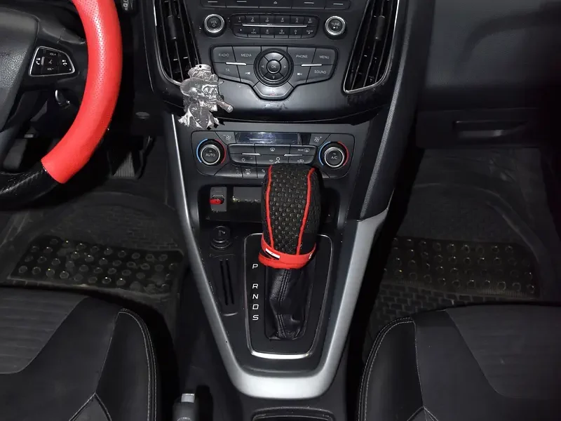 2015 Ford Focus SE 2.0 Litres Inline-4 Petrol Engine Red Black Hatchback GCC Specs