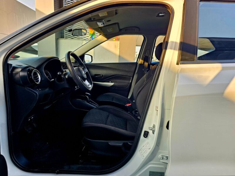 2022 Nissan Kicks SV 1.6 Litres 4 Cylinders Petrol Engine White Black SUV GCC Specs