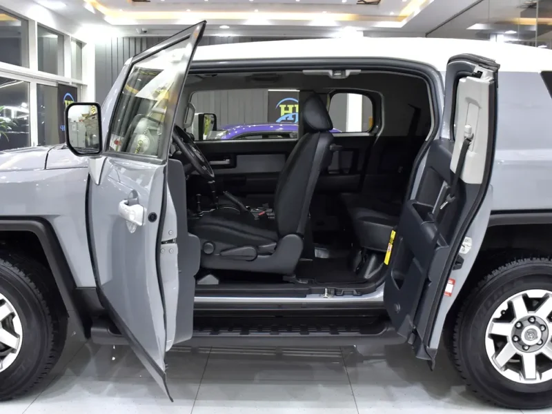 2023 Toyota FJ Cruiser GXR 4.0 Litres 6 Cylinders Petrol Engine Silver Black SUV GCC Specs