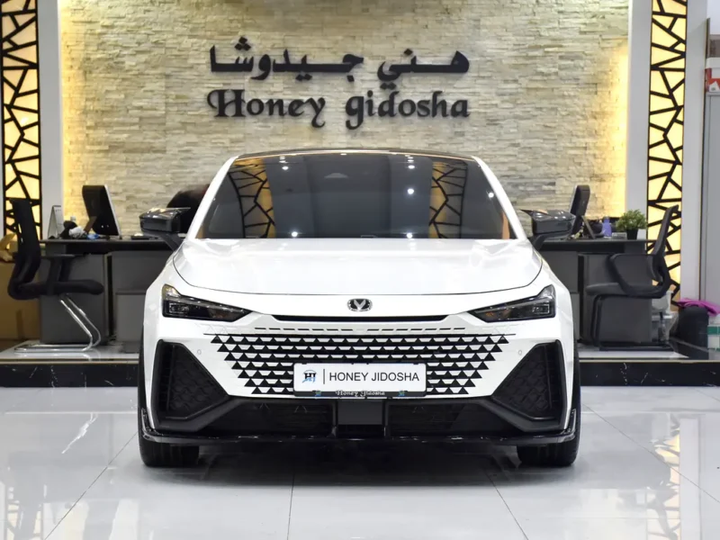 2025 Changan UNI-V 2.0-liter turbocharged 4-cylinder Petrol Engine White Black Sedan GCC