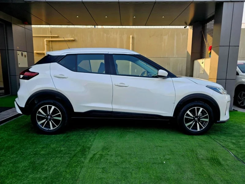 2022 Nissan Kicks SV 1.6 Litres 4 Cylinders Petrol Engine White Black SUV GCC Specs