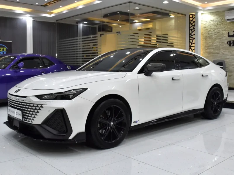 2025 Changan UNI-V 2.0-liter turbocharged 4-cylinder Petrol Engine White Black Sedan GCC