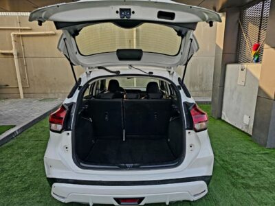 2022 Nissan Kicks SV 1.6 Litres 4 Cylinders Petrol Engine White Black SUV GCC Specs