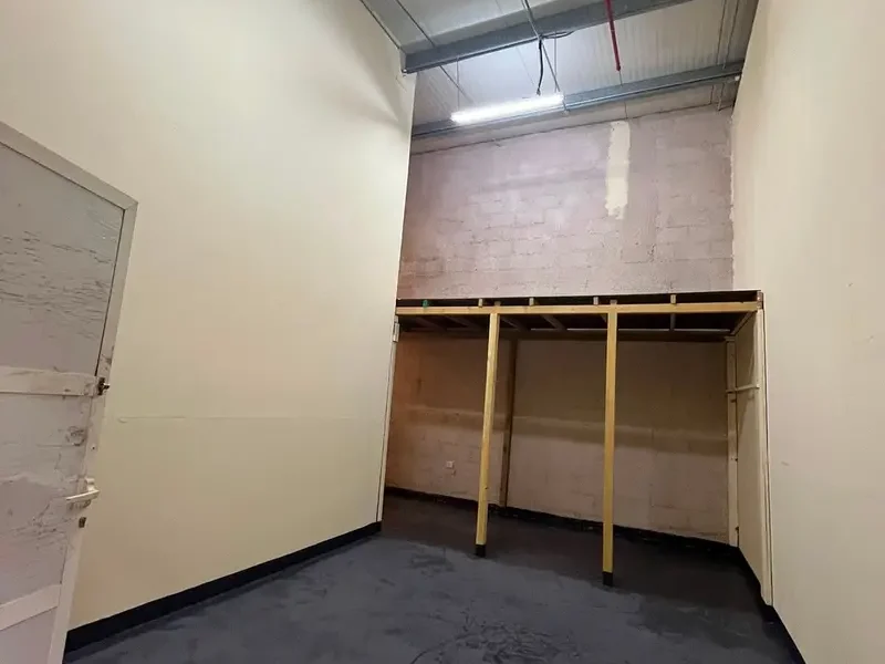 395 sqft Al Quoz Industrial Area 4 WAREHOUSE AVAILABLE FOR RENT ON MEZZANINE FLOOR