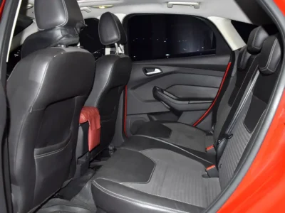 2015 Ford Focus SE 2.0 Litres Inline-4 Petrol Engine Red Black Hatchback GCC Specs