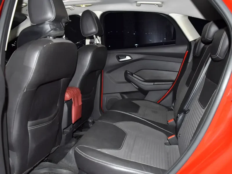 2015 Ford Focus SE 2.0 Litres Inline-4 Petrol Engine Red Black Hatchback GCC Specs