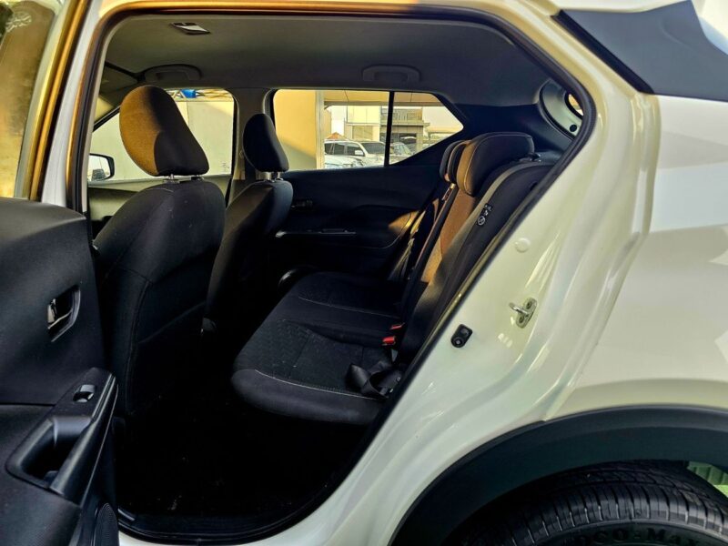 2022 Nissan Kicks SV 1.6 Litres 4 Cylinders Petrol Engine White Black SUV GCC Specs
