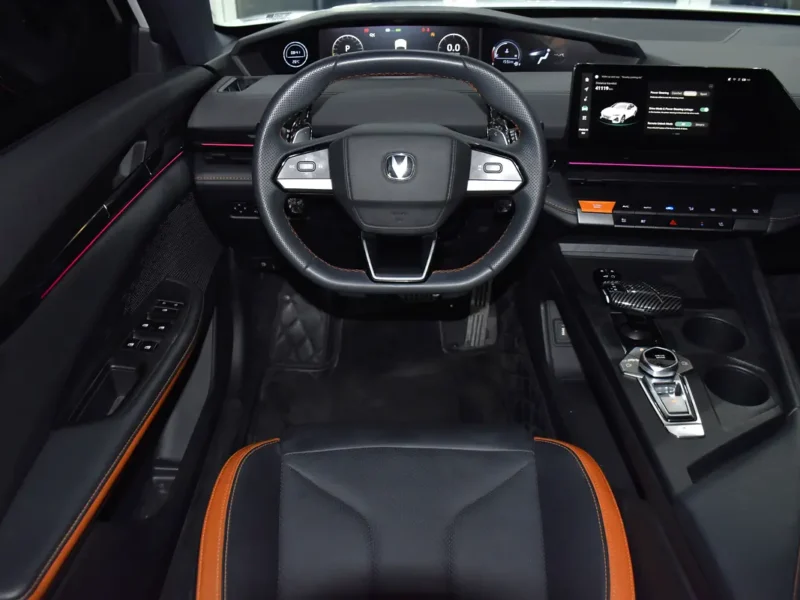 2025 Changan UNI-V 2.0-liter turbocharged 4-cylinder Petrol Engine White Black Sedan GCC