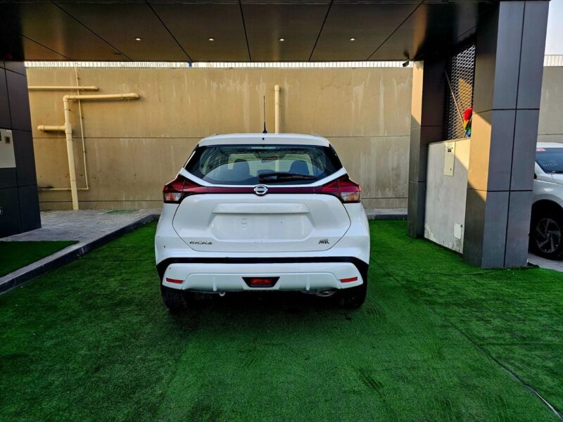 2022 Nissan Kicks SV 1.6 Litres 4 Cylinders Petrol Engine White Black SUV GCC Specs