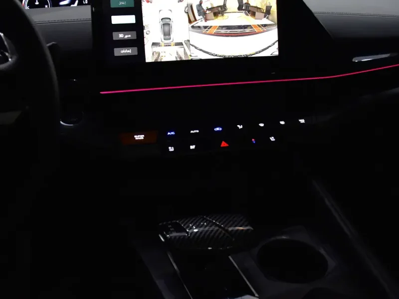 2025 Changan UNI-V 2.0-liter turbocharged 4-cylinder Petrol Engine White Black Sedan GCC