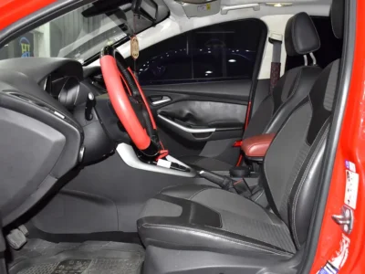 2015 Ford Focus SE 2.0 Litres Inline-4 Petrol Engine Red Black Hatchback GCC Specs