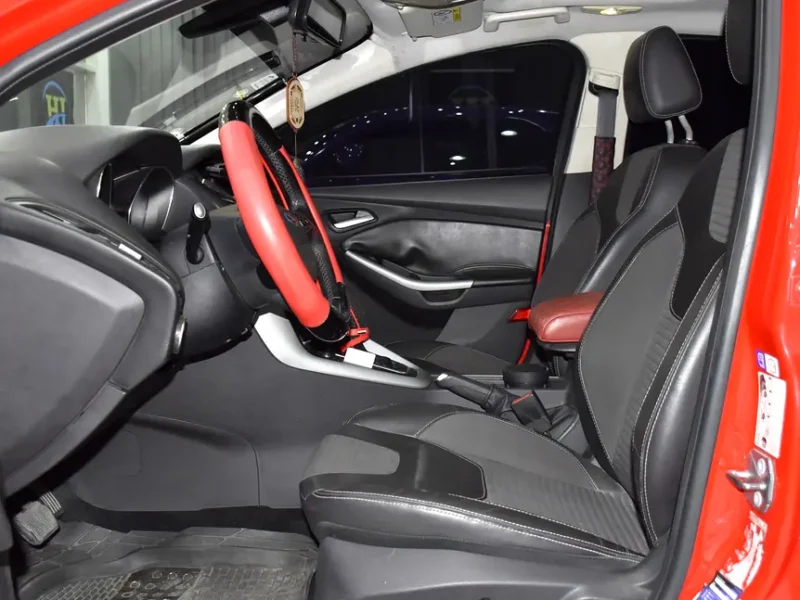 2015 Ford Focus SE 2.0 Litres Inline-4 Petrol Engine Red Black Hatchback GCC Specs