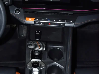 2025 Changan UNI-V 2.0-liter turbocharged 4-cylinder Petrol Engine White Black Sedan GCC