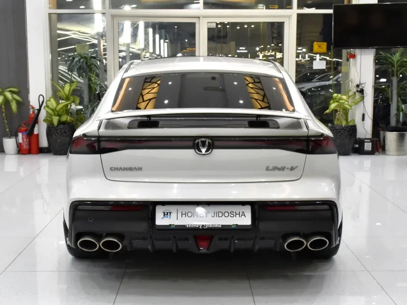2025 Changan UNI-V 2.0-liter turbocharged 4-cylinder Petrol Engine White Black Sedan GCC