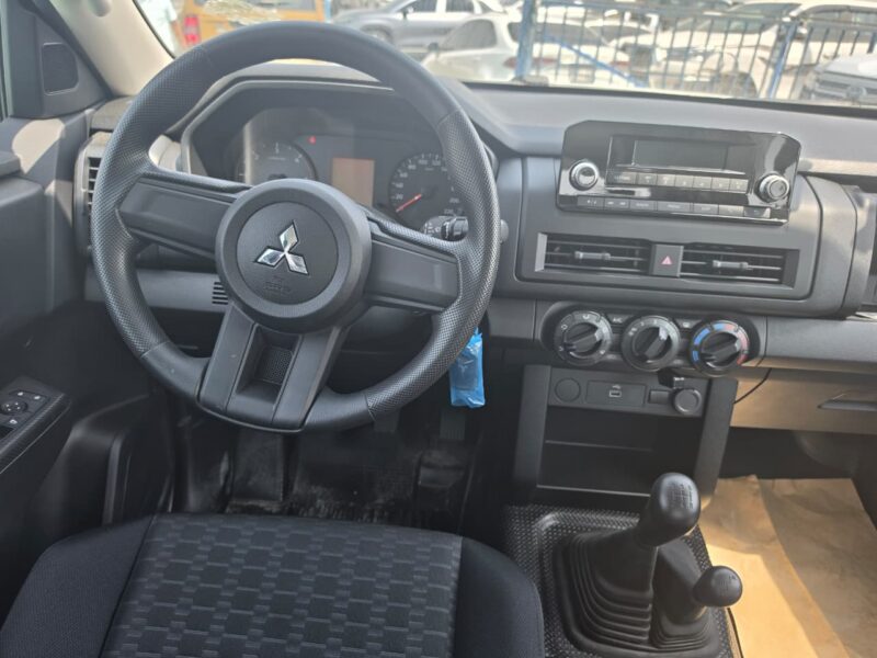 2027 MITSUBISHI L200 DOUBLE CAB 2.4L 4 Cylinders DIESEL MANUAL White Black Pickup