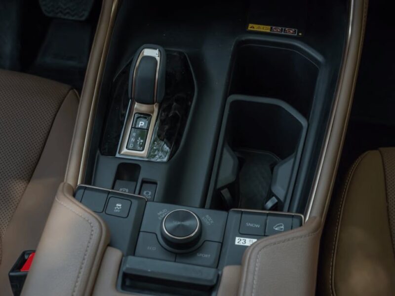 2027 Toyota Grand Highlander Platinum Hybrid MAX 2.4L 4 Cylinders Engine White Brown SUV