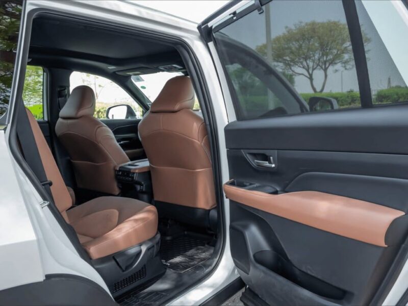 2027 Toyota Grand Highlander Platinum Hybrid MAX 2.4L 4 Cylinders Engine White Brown SUV