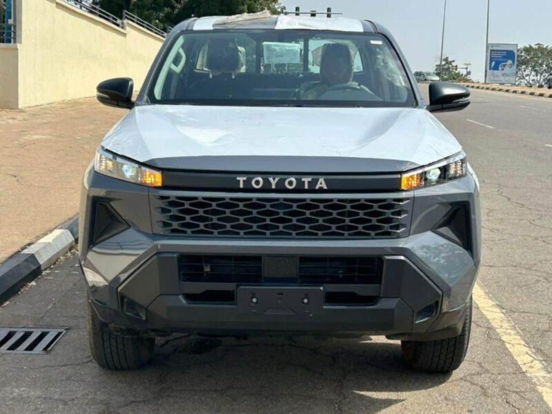 2027 TOYOTA HILUX DC 2.8L 4 Cylinders Turbo Diesel Engine Blue Black Pickup Truck 4X4