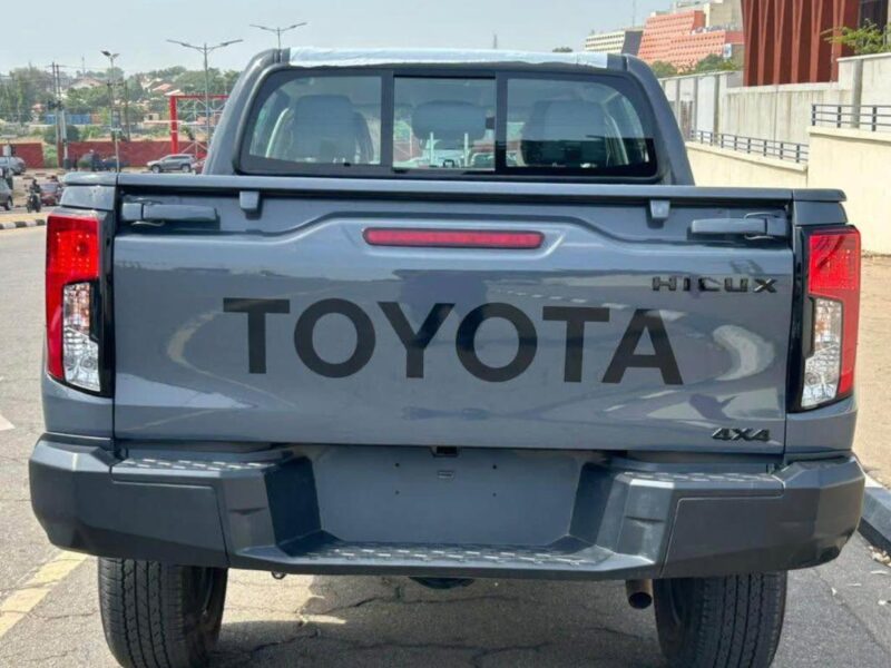 2027 TOYOTA HILUX DC 2.7L 4 Cylinders Petrol Engine Blue Black Pickup Truck Automatic