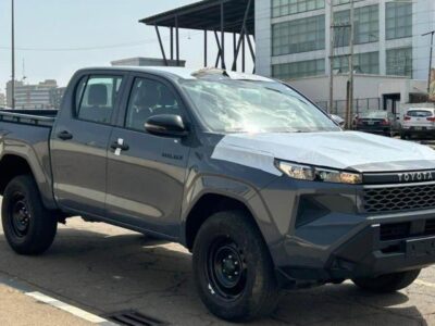 2027 TOYOTA HILUX DC 2.7L 4 Cylinders Petrol Engine Blue Black Pickup Truck Automatic